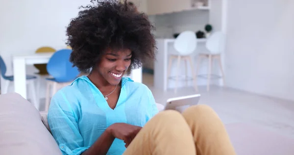 Αφρικανική αμερικανική γυναίκα στο σπίτι χρησιμοποιώντας ψηφιακό tablet — Φωτογραφία Αρχείου