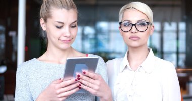 Güzel iş kadınları tablet kullanma 