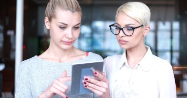 Güzel iş kadınları tablet kullanma 