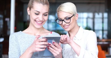 Güzel iş kadınları tablet kullanma 