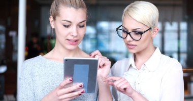 Güzel iş kadınları tablet kullanma 