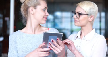 Güzel iş kadınları tablet kullanma 