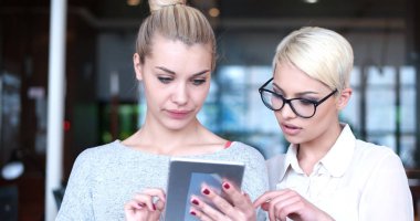 Güzel iş kadınları tablet kullanma 