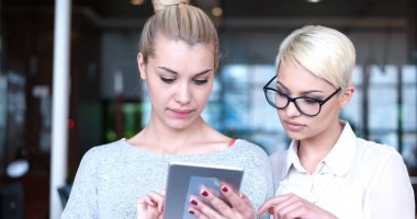 Güzel iş kadınları tablet kullanma 