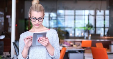 Tablet kullanan iş kadını