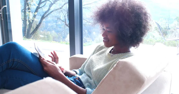 Африканская американка дома с помощью цифрового планшета — стоковое фото