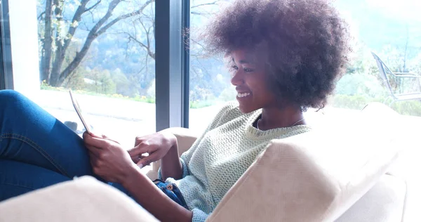 Mujer afroamericana en casa usando tableta digital — Foto de Stock
