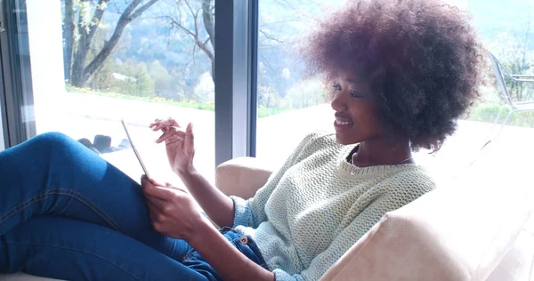 Mujer afroamericana en casa usando tableta digital — Foto de Stock