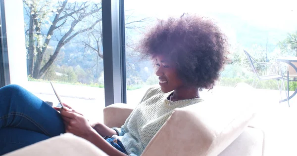 Donna afro-americana a casa con tablet digitale — Foto Stock