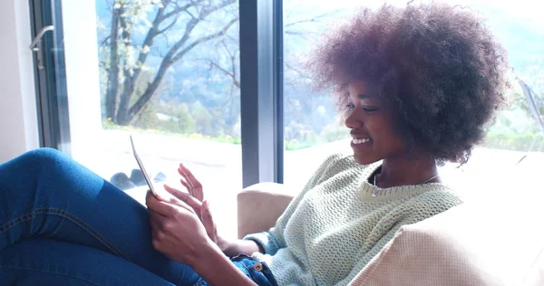 Mujer afroamericana en casa usando tableta digital — Foto de Stock