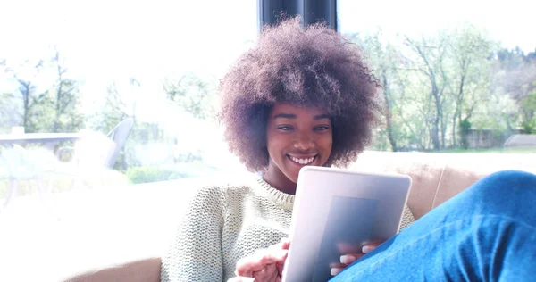 Mujer afroamericana en casa usando tableta digital — Foto de Stock