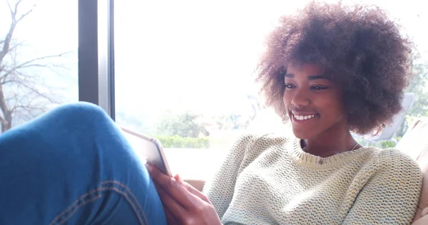 Donna afro-americana a casa con tablet digitale — Foto Stock