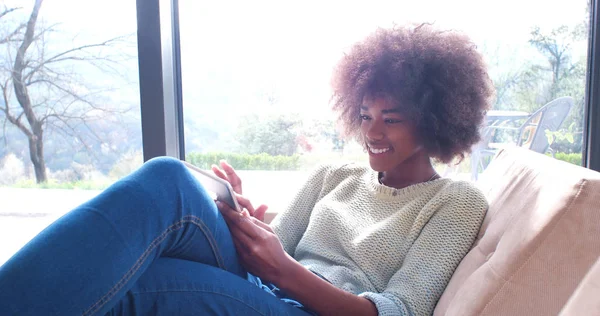 Mujer afroamericana en casa usando tableta digital — Foto de Stock