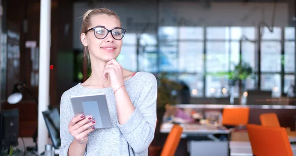 Geschäftsfrau mit Tablet — Stockfoto