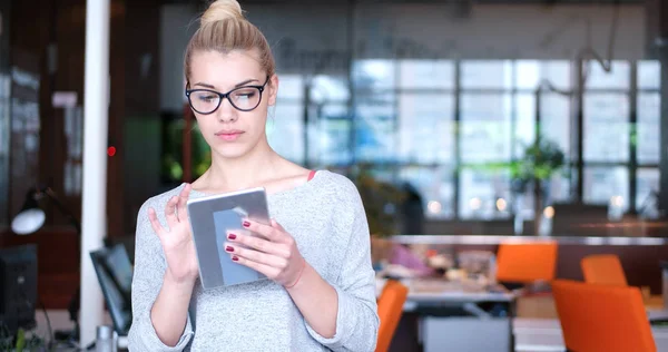 Mulher de negócios usando tablet — Fotografia de Stock