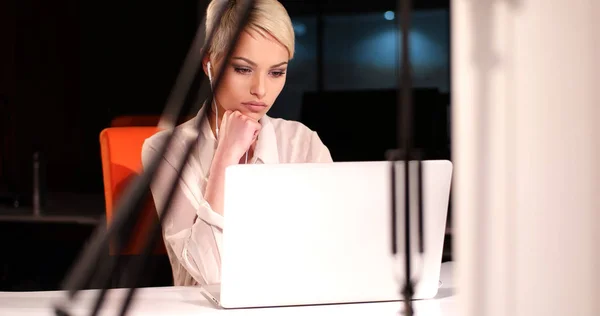 Mujer que trabaja en el ordenador portátil en la oficina nocturna — Foto de Stock