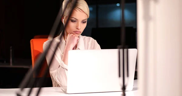 Mulher trabalhando no laptop no escritório da noite — Fotografia de Stock