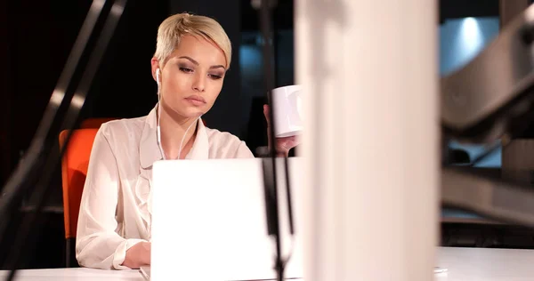 Mulher trabalhando no laptop no escritório da noite — Fotografia de Stock