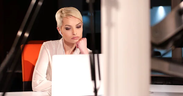 Woman working on laptop in night office — Stock Photo, Image