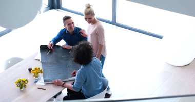 Modern ofis binasında Girişim İş Takımı Toplantısı