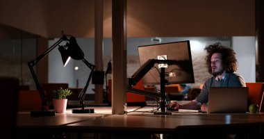 karanlık ofisinde bilgisayarda çalışan adam