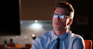 karanlık ofisinde bilgisayarda çalışan adam