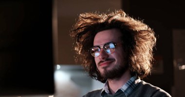 karanlık ofisinde bilgisayarda çalışan adam