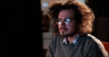 karanlık ofisinde bilgisayarda çalışan adam