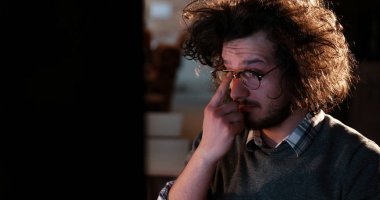 karanlık ofisinde bilgisayarda çalışan adam