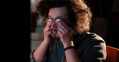 karanlık ofisinde bilgisayarda çalışan adam