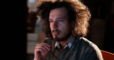 karanlık ofisinde bilgisayarda çalışan adam