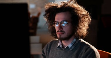 karanlık ofisinde bilgisayarda çalışan adam