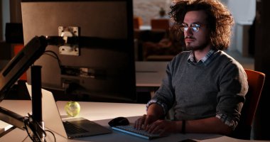 karanlık ofisinde bilgisayarda çalışan adam