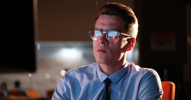 karanlık ofisinde bilgisayarda çalışan adam