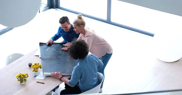 Startup Business Team Em uma reunião no prédio de escritórios moderno — Fotografia de Stock