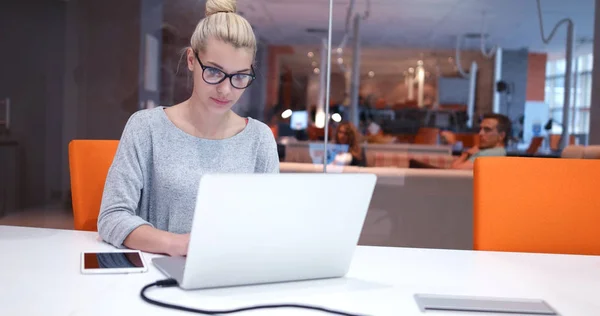 Empresária usando um laptop no escritório de inicialização — Fotografia de Stock