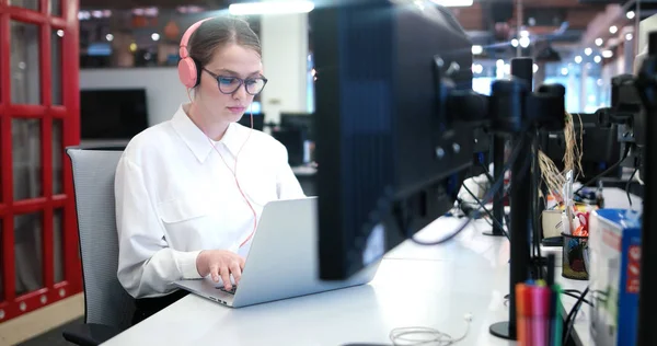 Empresária usando um laptop no escritório de inicialização — Fotografia de Stock