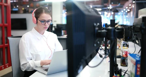 Empresária usando um laptop no escritório de inicialização — Fotografia de Stock