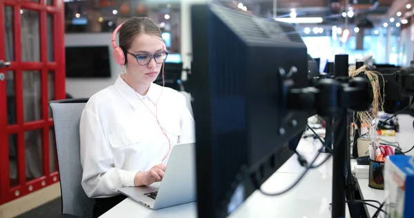 Zakenvrouw met behulp van een laptop in opstarten kantoor — Stockfoto