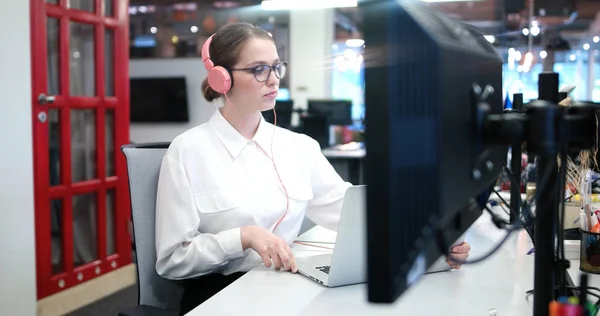 Donna d'affari che utilizza un computer portatile nell'ufficio startup — Foto Stock