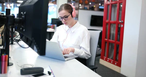 Business woman using a laptop in startup office — стоковое фото