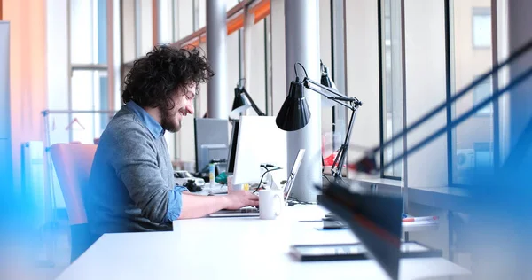 Uomo d'affari che lavora con un computer portatile in ufficio startup — Foto Stock