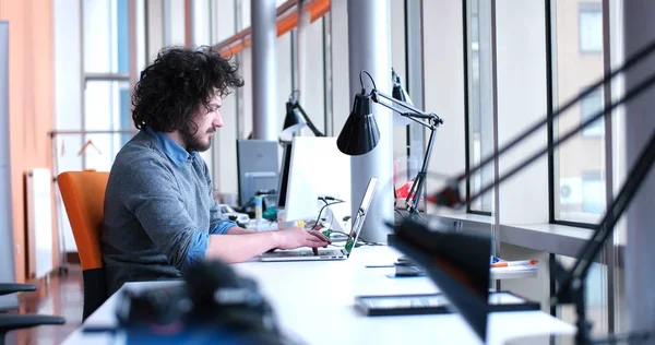 Uomo d'affari che lavora con un computer portatile in ufficio startup — Foto Stock