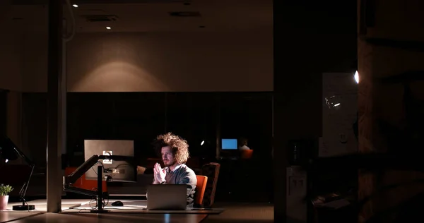 Homem trabalhando no computador no escritório escuro — Fotografia de Stock