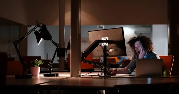 Homem trabalhando no computador no escritório escuro — Fotografia de Stock