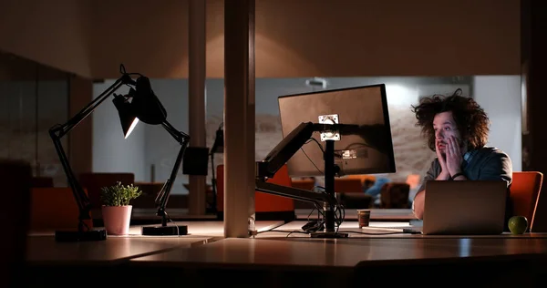 Homme travaillant sur ordinateur dans le bureau sombre — Photo