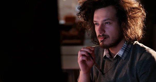 Man working on computer in dark office — Stock Photo, Image