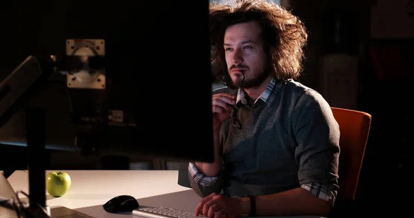 Hombre trabajando en la computadora en la oficina oscura — Foto de Stock