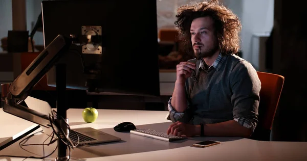 Hombre trabajando en la computadora en la oficina oscura — Foto de Stock