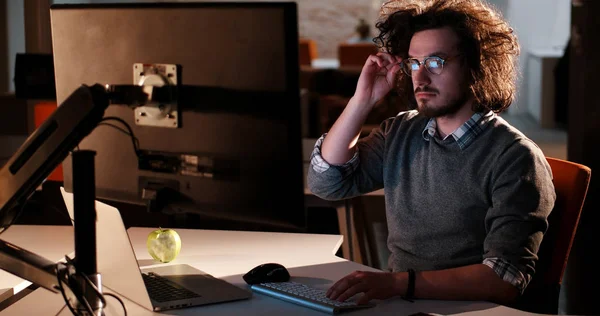 Homem trabalhando no computador no escritório escuro — Fotografia de Stock